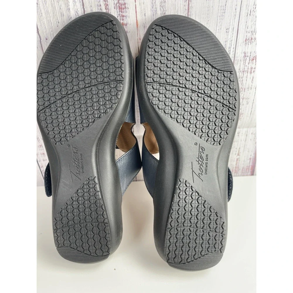 Trotters Roxine Women's Sandal 7 US - Navy